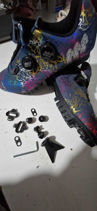 Calçado de ciclismo com fecho roquete