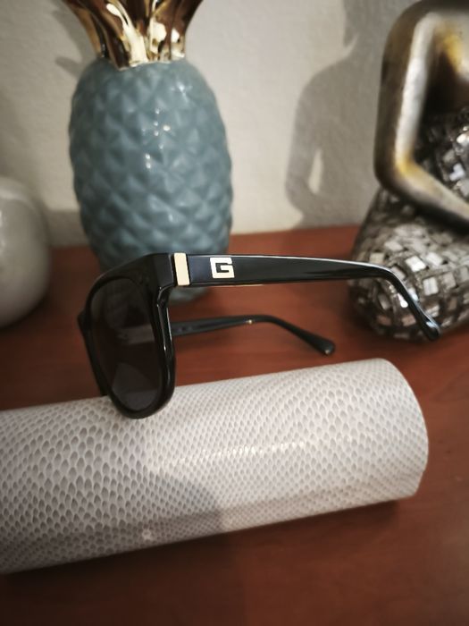 óculos de sol da marca Guess