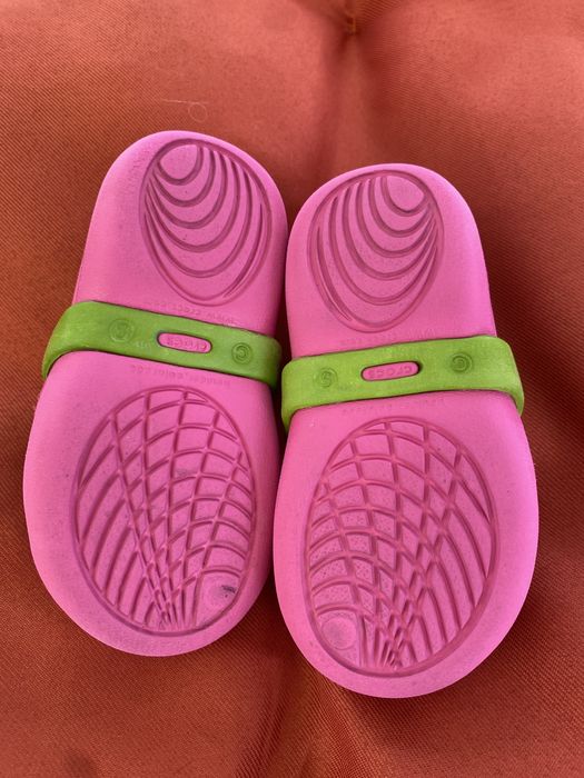 Crocs rosa e verde menina