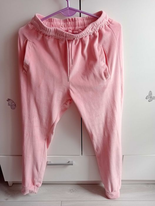 Jasnoróżowy komplet welurowy w rozmiarze "s".