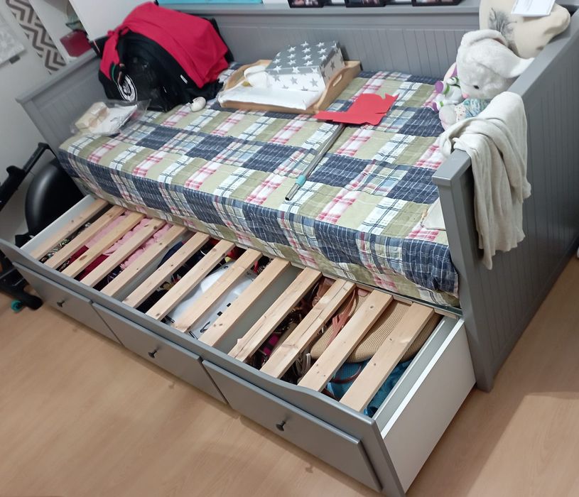 Vendo cama de casal que se fecha e fica sofá. Tem 3 gavetas. 2 colchões incluídos que precisam ser lavados! Transporte a cargo do comprador.