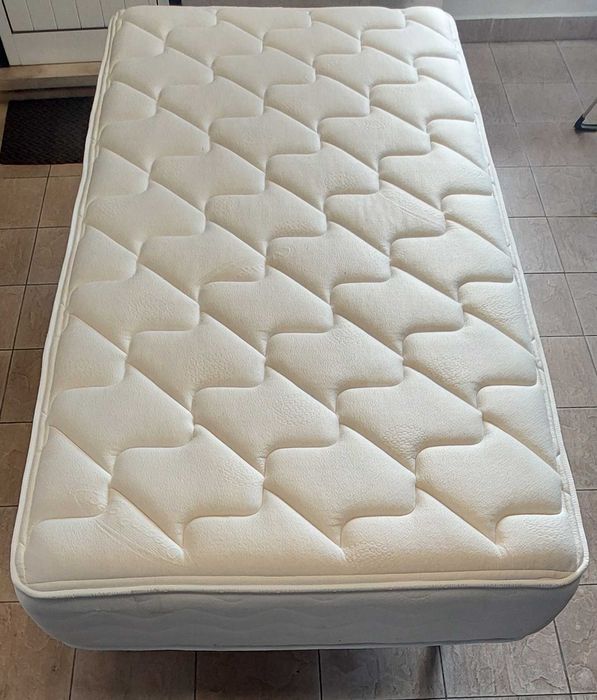 Cama e Colchão de Solteiro