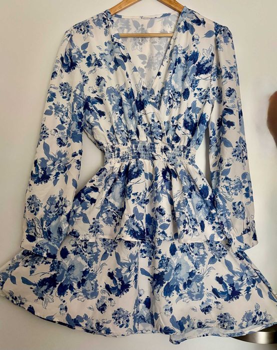 Przepieka sukienka mini w kwiaty niebieskie z dekoltem