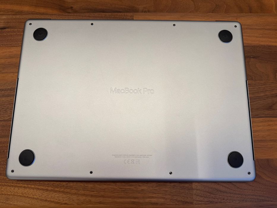 MacBook Pro 2023 16GB de RAM / 512GB de Armazenamento + Rato e Teclado