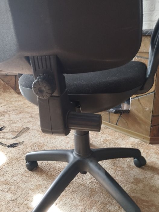 Крісло офісне в гарному стані.