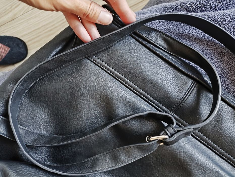 Czarna torebka na ramię Sinsay frędzle