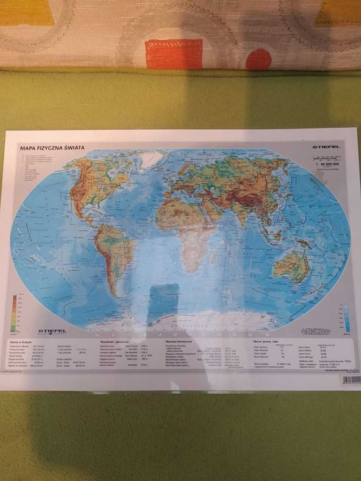 Zalaminowana mapa świata fizyczno-polityczną.