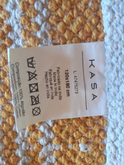 Carpete com 2 almofadas sofá