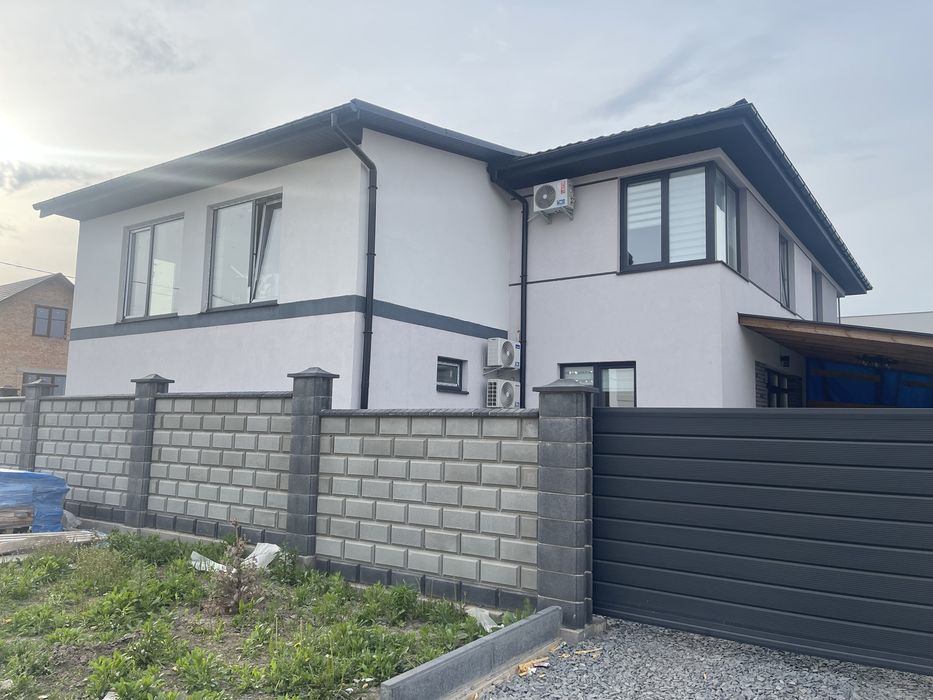 Продам 2- поверховий котедж з ремонтом, меблями, технікою і гаражем.