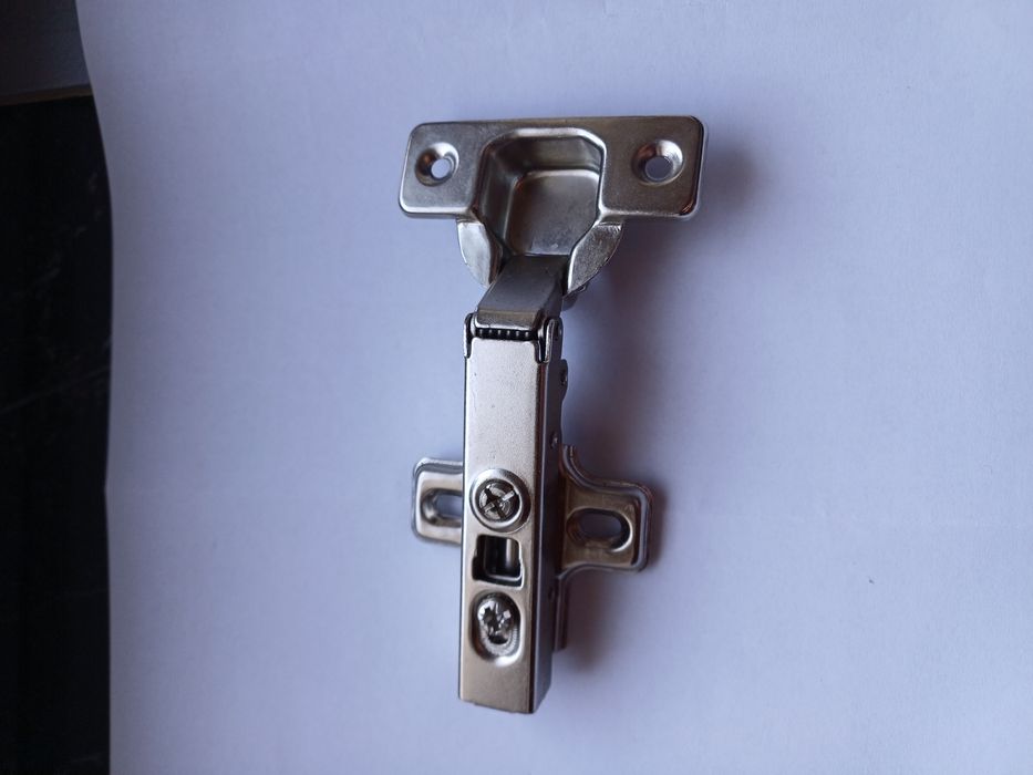 Sprzedam 30 zawiasów meblowych.