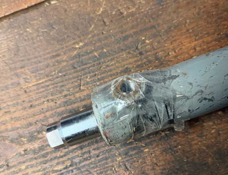 Siłownik wysuw nagarniacz prawy lewy kombajn claas Dominator 88,98, 96,118, Mega