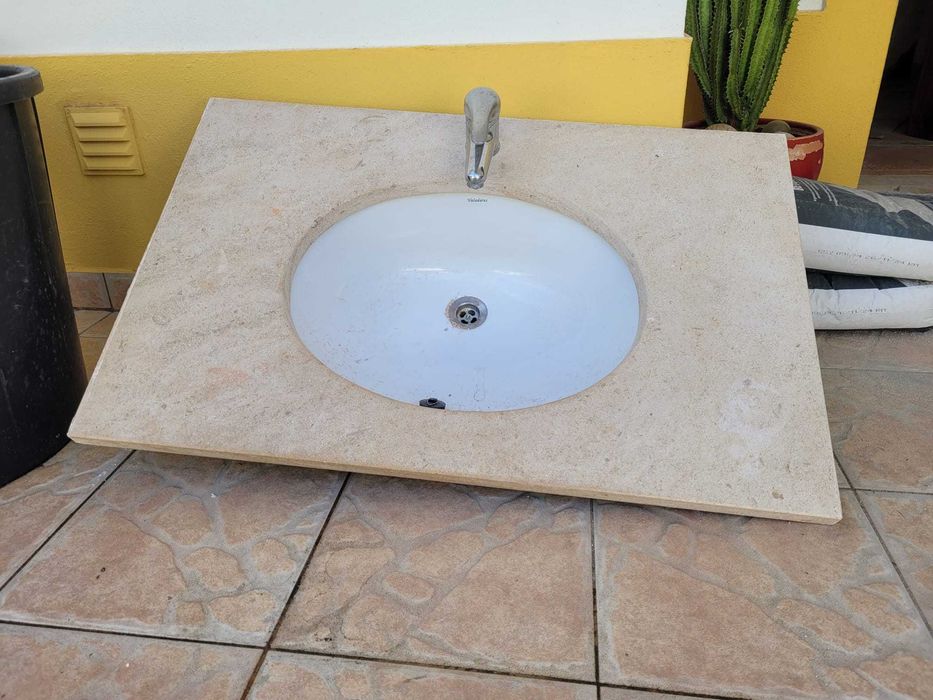 Lavatório "VALADARES" WC embutido numa base de pedra