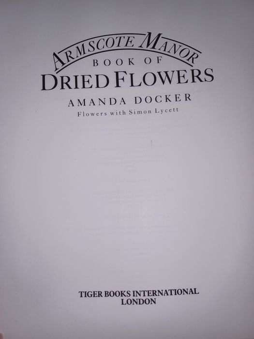 Livro " Armscote Manor book of Dried Flowers Amanda Docker"