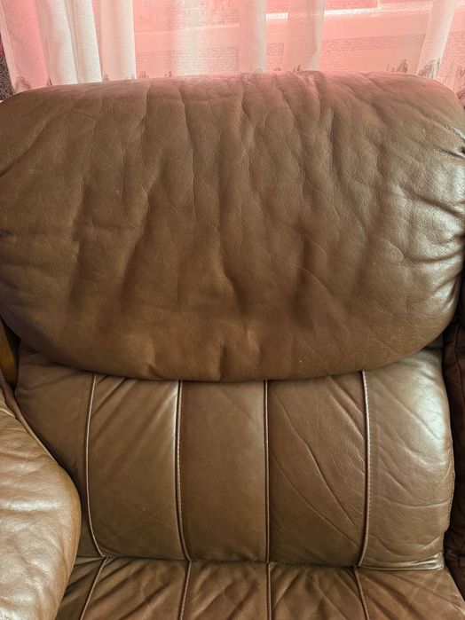 Коричневий шкіряний диван
