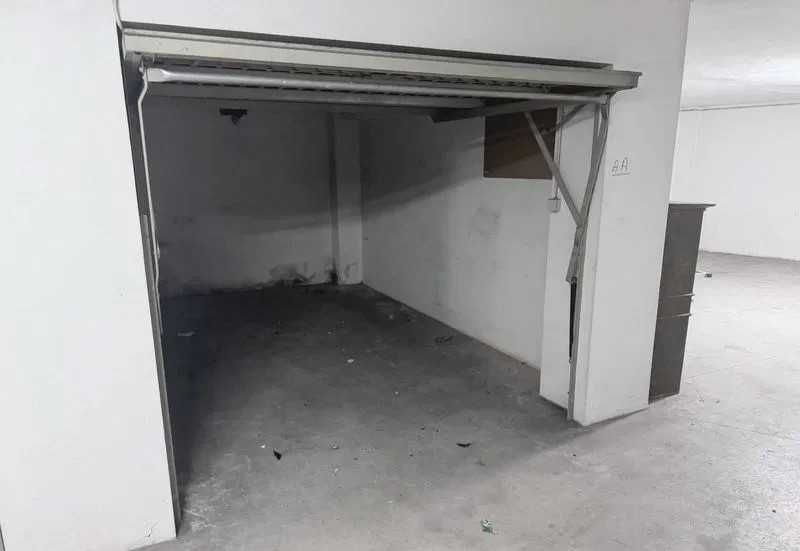Arrenda-se Garagem fechada