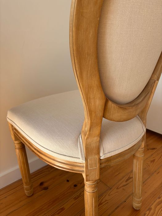 Conjunto de 8 cadeiras de sala de jantar em excelente estado.