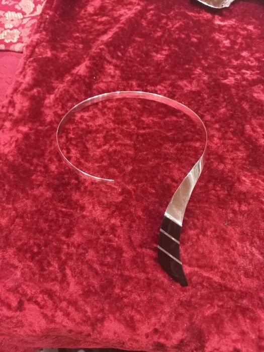 Gargantilha estilizada em prata.