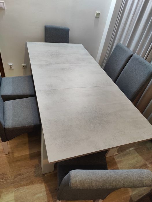 Mesa de jantar  extensível + 8 cadeiras