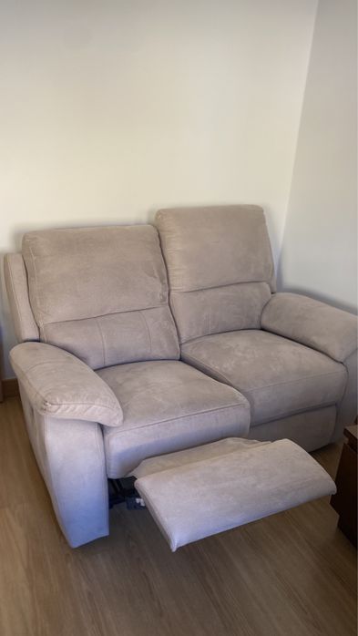 Sofá cinza com reclinação e apoio de pernas