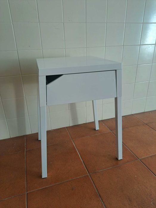 Mesa de cabeceira metal branca