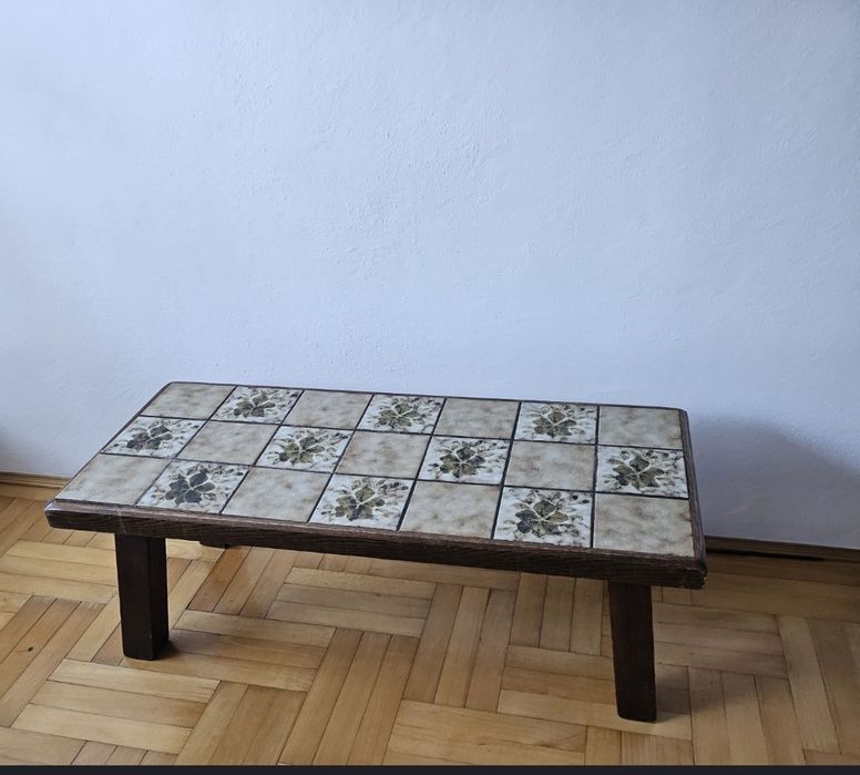 Drewniany stół z płytkami