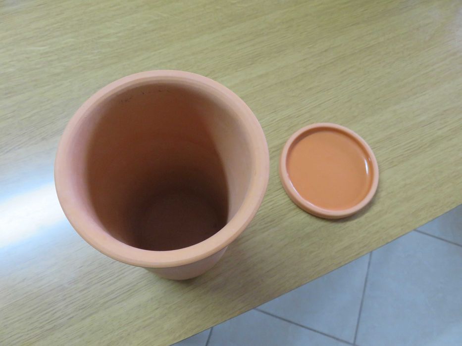 Ceramic ice shaker with protective base.64750962933121122