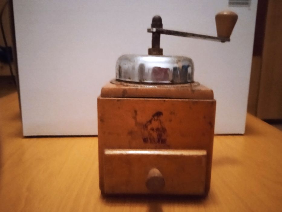 Stary młynek  do kawy czy pieprzu sprawny zapraszam