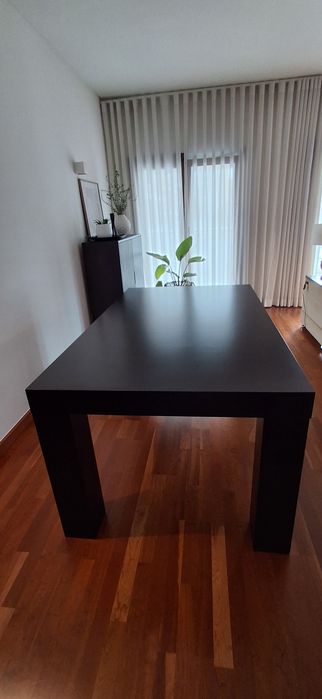 Mesa de jantar em wengue