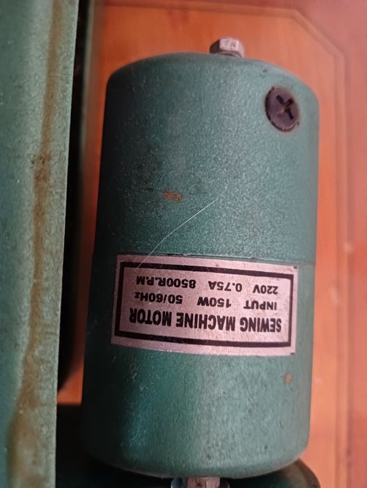 Подам оверлок напівпофесійний