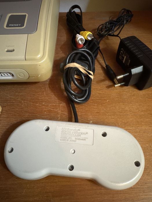 Konsola Nintendo Super Famicom / Super Nintendo SNES z okablowaniem