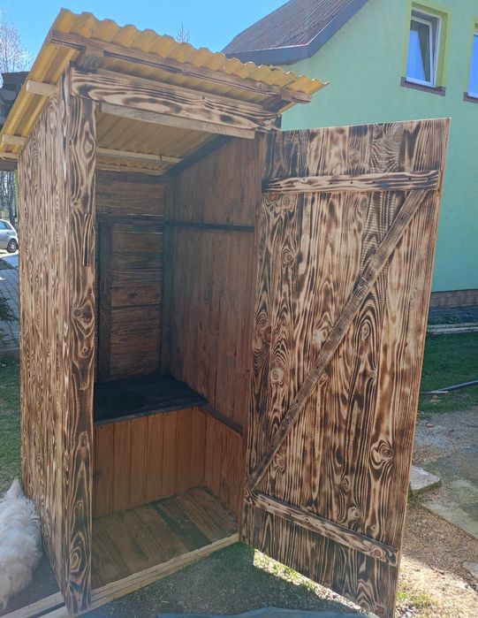 Wychodek drewniany na Budowę