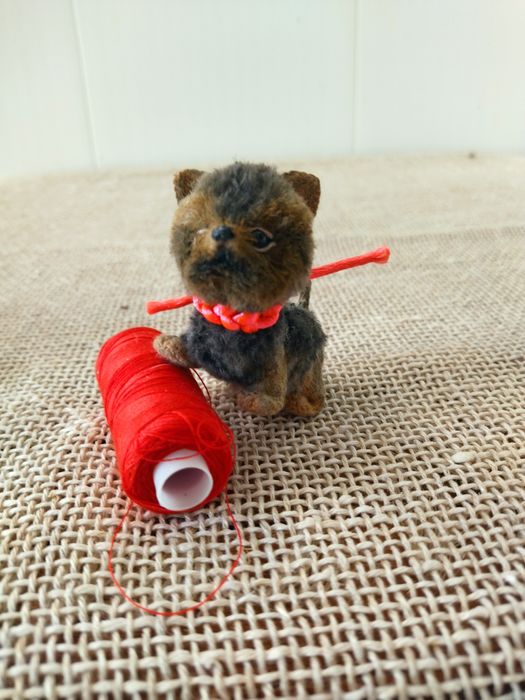 Миниатюрный песик,связан крючком