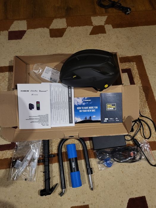 Elektryczny Trek FX2+ bez przebiegu + akcesoria