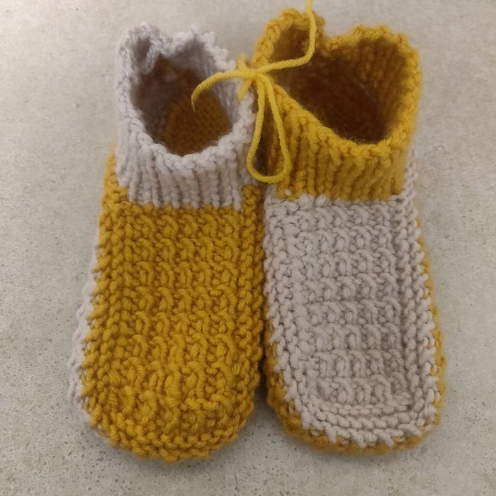 Жіночі в'язані шкарпетки-слідки.