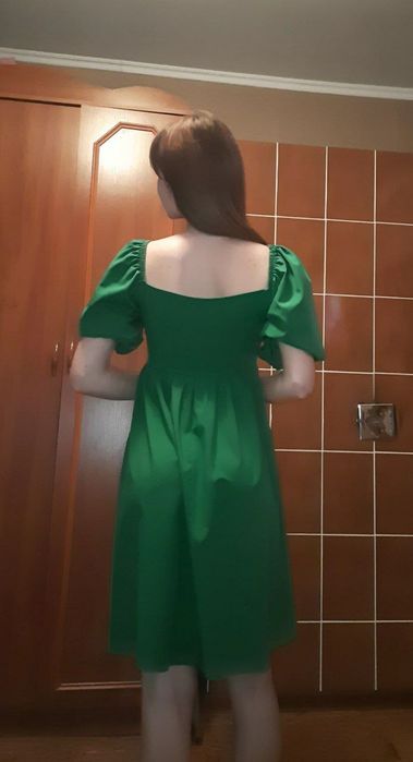 Гарненька сукня-міді