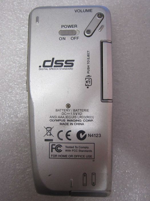 Dyktafon Olympus DS-2300 uszkodzony zatrzask/klapka od baterii sprawny