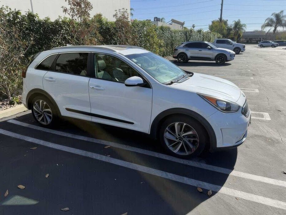 Kia Niro Hybrid      2017