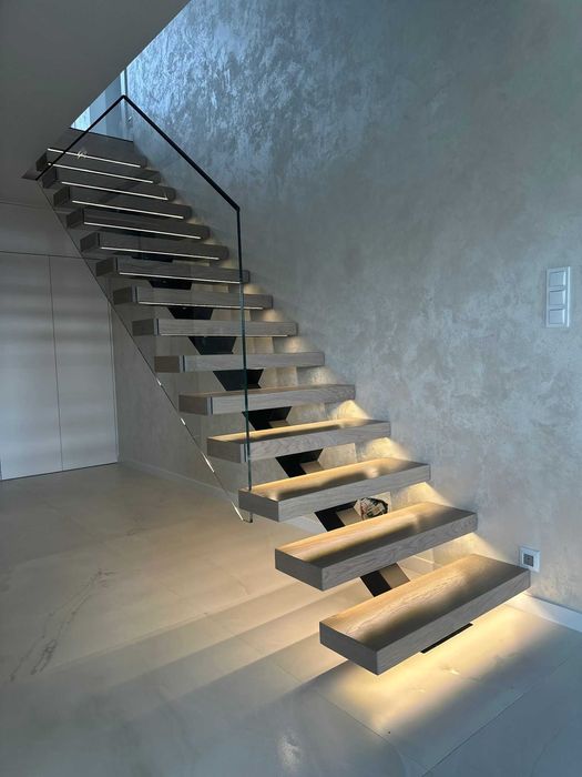 Schody na konstrukcji metalowej