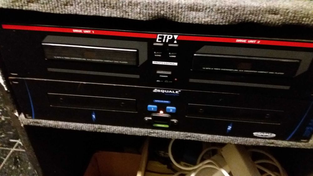 Mesas de misturas e  leitor duplo de dj