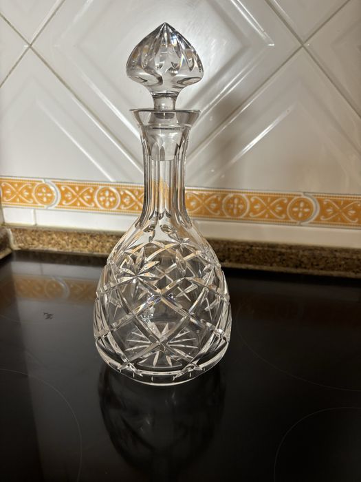 Jarro de vidro trabalhado para vinho