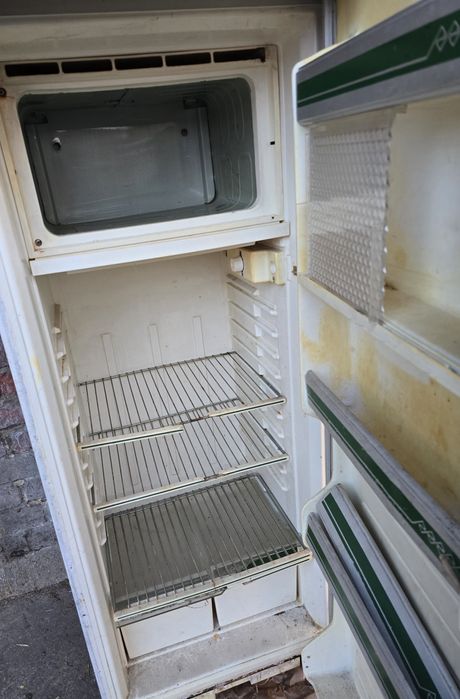 Stara ale działająca lodówka z zamrażarka  oddam