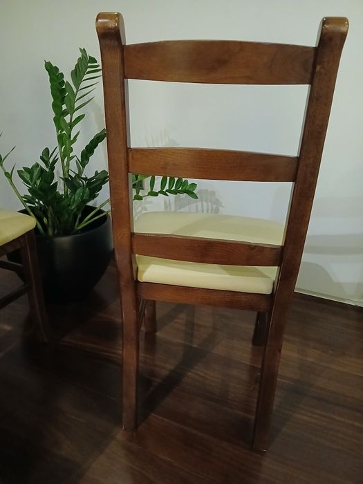 8 cadeiras de sala de jantar, em madeira, com assento estofado em pele