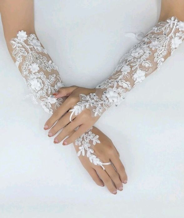 Eleganckie rękawiczki ślubne z delikatnej koronki i tiulu