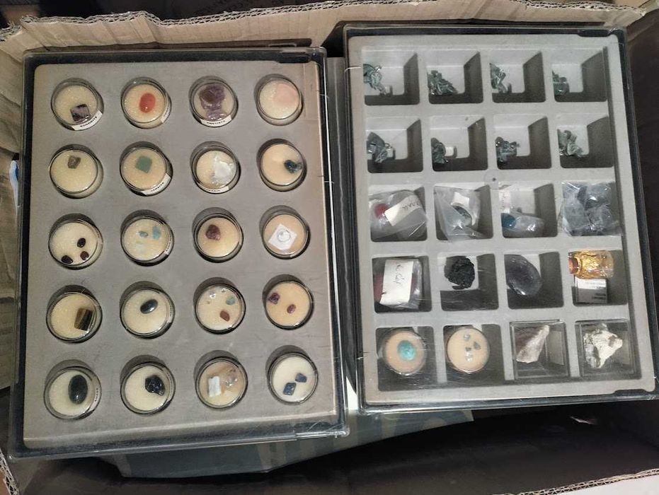 Coleção de minerais com centenas de rochas e cristais