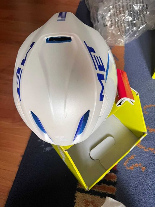 Kask rowerowy MET Manta White Blue logo