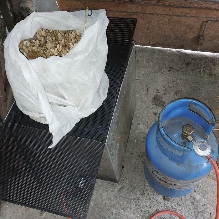 Rurki trzcinowe, trzcina, murarka ogrodowa.