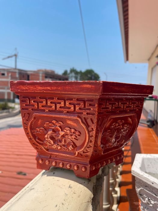 Vasos e pilar para decoração de jardim