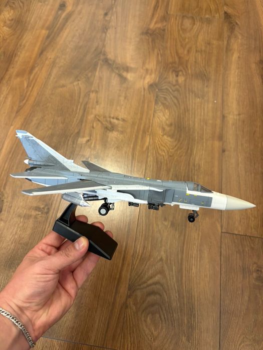 Літак винищувач СУ24 ( без розпізнавальних знаків ) маштаб 1:72