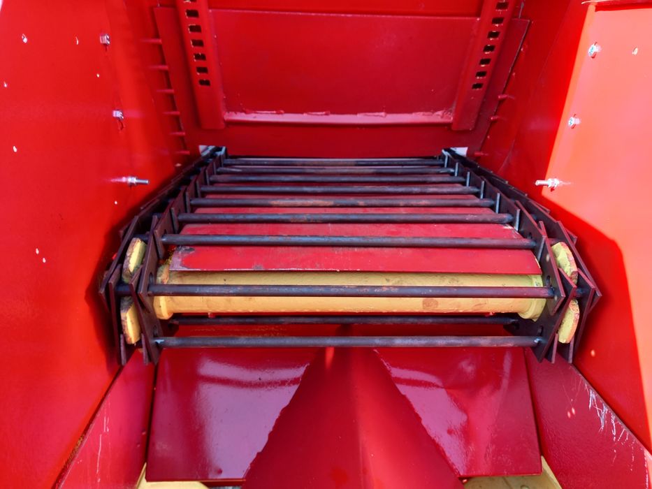 Розкидач мінеральних добрив МВУ-6