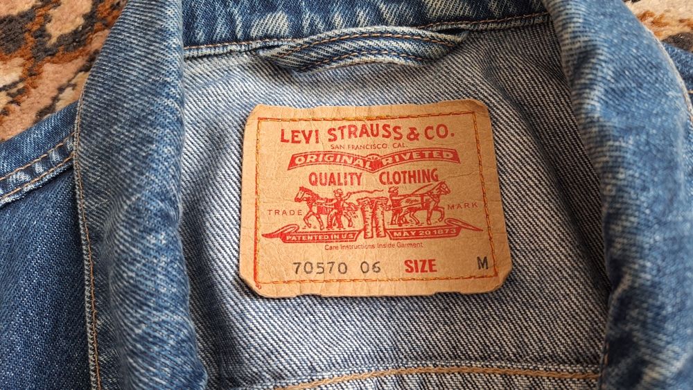 джинсовая куртка Levi's.